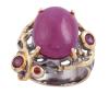 <span class='ref_item'>202 -</span> <span class="object_title">SORTIJA EN PLATA 925 CON CHAPADO EN ORO, RUBÍ Y GRANATES. JOYERÍA DE AUTOR, PIEZA ÚNICA</span>  <p><span class="technical_description">Sortija realizada en plata de ley 925 con contraste y partes chapadas en oro. Gran rubí central en cabujón con peso aprox 10ct, adorno de granates con peso total aprox 0.50ct y un pequeño rubí.<br/>Medida Sortija: 15</span><br>Peso: <span class="PESO_HCES1">9,70</span> <span class="PESOUMED_HCES1">gr.</span><br></p>