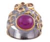<span class='ref_item'>59 -</span> <span class="object_title">SORTIJA EN PLATA 925 CON CHAPADO EN ORO, RUBÍ Y ZAFIROS DORADOS. JOYERÍA DE AUTOR, PIEZA ÚNICA</span>  <p><span class="technical_description">Sortija realizada en plata de ley 925 con contraste y partes chapadas en oro. Rubí central en cabujón con peso aprox 2.50ct y adorno de zafiros dorados con peso total aprox 0.40ct. <br/>Medida Sortija: 13</span><br>Peso: <span class="PESO_HCES1">8,70</span> <span class="PESOUMED_HCES1">gr.</span><br></p>