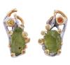 <span class='ref_item'>20 -</span> <span class="object_title">PENDIENTES EN PLATA 925 CON CHAPADO EN ORO Y PERIDOTOS, ZAFIROS DORADOS Y CITRINOS. JOYERÍA DE AUTOR, PIEZA ÚNICA</span>  <p><span class="technical_description">Pareja de pendientes realizados en plata de ley 925 con contrastes y partes chapadas en oro. Diseño calado con cristales en bruto de peridotos con peso total aprox 4ct (uno de ellos con inclusión típica de cristal de cromita), rodeados por pequeños cuarzos citrinos con peso total aprox 0.10ct y en la parte superior zafiros dorados con peso total aprox 0.10ct.<br/>Cierre: Presión</span><br>Peso: <span class="PESO_HCES1">4,30</span> <span class="PESOUMED_HCES1">gr.</span><br></p>
