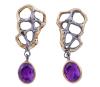 <span class='ref_item'>94 -</span> <span class="object_title">PENDIENTES EN PLATA 925 CON CHAPADO EN ORO Y AMATISTAS. JOYERÍA DE AUTOR, PIEZA ÚNICA</span>  <p><span class="technical_description">Pareja de pendientes realizados en plata de ley 925 con contrastes y partes chapadas en oro, largos con movimientos. Diseño calado y colgando tallas ovales de amatistas púrpuras con peso total aprox 2.25ct.<br/>Cierre: Presión<br/>Longitud: 3,50cm</span><br>Peso: <span class="PESO_HCES1">6,50</span> <span class="PESOUMED_HCES1">gr.</span><br></p>