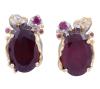 <span class='ref_item'>181 -</span> <span class="object_title">PENDIENTES EN PLATA 925 CON CHAPADO EN ORO Y GRANATES. JOYERÍA DE AUTOR, PIEZA ÚNICA</span>  <p><span class="technical_description">Pareja de pendientes realizados en plata de ley 925 con contrastes y partes chapadas en oro. Se adornan con tallas ovales y redondas de granates con peso total aprox 10ct.<br/>Cierre: Presión</span><br>Peso: <span class="PESO_HCES1">8,70</span> <span class="PESOUMED_HCES1">gr.</span><br></p>