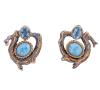 <span class='ref_item'>187 -</span> <span class="object_title">PENDIENTES EN PLATA 925 CON CHAPADO EN ORO, LARIMAR Y TOPACIOS. JOYERÍA DE AUTOR, PIEZA ÚNICA</span>  <p><span class="technical_description">Pareja de pendientes realizados en plata de ley 925 con contrastes y partes chapadas en oro. Diseño de ramas onduladas adornadas por bonitos cabujones ovales de larimar y tallas ovales de topacios azules con peso total aprox 1ct.<br/>Cierre: Omega</span><br>Peso: <span class="PESO_HCES1">9,80</span> <span class="PESOUMED_HCES1">gr.</span><br></p>