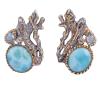 <span class='ref_item'>228 -</span> <span class="object_title">PENDIENTES EN PLATA 925 CON CHAPADO EN ORO, LARIMAR Y TOPACIOS. JOYERÍA DE AUTOR, PIEZA ÚNICA</span>  <p><span class="technical_description">Pareja de pendientes realizados en plata de ley 925 con contrastes y partes chapadas en oro. Diseño vegetal adornado por cabujones ovales de larimar y topacios azules en talla perilla con peso total aprox 0.35ct.<br/>Cierre: Omega</span><br>Peso: <span class="PESO_HCES1">8</span> <span class="PESOUMED_HCES1">gr.</span><br></p>