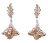 <span class='ref_item'>43 -</span> <span class="object_title">PENDIENTES EN PLATA 925 CON CHAPADO EN ORO, ÓPALOS, RUBÍES Y CITRINOS. JOYERÍA DE AUTOR, PIEZA ÚNICA</span>  <p><span class="technical_description">Pareja de pendientes realizados en plata de ley 925 con contrastes y partes chapadas en oro, largos con movimiento. Diseño de hojas adornadas por ópalos en cabujones perilla con peso total aprox 0.62ct, pequeños rubíes con peso total aprox 0.07ct y pequeños citrinos.<br/>Cierre: Presión<br/>Longitud 3,5cm</span><br>Peso: <span class="PESO_HCES1">7,30</span> <span class="PESOUMED_HCES1">gr.</span><br></p>