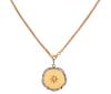 <span class='ref_item'>256 -</span> <span class="object_title">COLGANTE Y CORDÓN EN ORO 18KT, PLATINO, ESMERALDAS Y DIAMANTES</span>  <p><span class="technical_description">Colgante y cordón realizados en oro de 18kt. El colgante con diamante central en talla brillante de peso aprox 0.10ct y en orla con vistas en platino diamantes en talla rosa con peso total aprox de 0.15ct (faltan diamantes) y 5 esmeraldas en talla rosa con un peso aprox 0.05ct. grabación en la parte posterior del colgante "30.MARZO MCMXIII". Cordón en tubo.<br/>Cierre: Mosquetón<br/>Longitud de la cadena: 50cm</span><br>Peso: <span class="PESO_HCES1">19</span> <span class="PESOUMED_HCES1">gr.</span><br></p>
