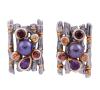 <span class='ref_item'>39 -</span> <span class="object_title">PENDIENTES EN PLATA 925 CON CHAPADO EN ORO, AMATISTAS, GRANATES, ZAFIROS Y PERLAS CULTIVADAS. JOYERÍA DE AUTOR, PIEZA ÚNICA</span>  <p><span class="technical_description">Pareja de pendientes realizados en plata de ley 925 con contraste y partes chapadas en oro. Banda ancha calada adornada por amatistas en talla perilla con peso total aprox 0.18ct, granates en talla redonda con peso total aprox 0.15ct y zafiros en talla redonda con peso total aprox 0.05ct. En el centro, perlas cultivadas oscuras calibradas aprox en 5,1mm<br/>Cierre: Presión</span><br>Peso: <span class="PESO_HCES1">5,80</span> <span class="PESOUMED_HCES1">gr.</span><br></p>