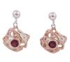 <span class='ref_item'>188 -</span> <span class="object_title">PENDIENTES EN PLATA 925 CON CHAPADO EN ORO Y GRANATES. JOYERÍA DE AUTOR, PIEZA ÚNICA</span>  <p><span class="technical_description">Pareja de pendientes realizados en plata de ley 925 con contraste y partes chapadas en oro, largos con movimientos. En la parte colgante granates en talla redonda engastado en chatón con peso total aprox 0.42ct. <br/>Cierre: Presión<br/>Longitud: 2cm</span><br>Peso: <span class="PESO_HCES1">5</span> <span class="PESOUMED_HCES1">gr.</span><br></p>