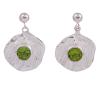 <span class='ref_item'>219 -</span> <span class="object_title">PENDIENTES EN PLATA 925 Y PERIDOTOS. JOYERÍA DE AUTOR, PIEZA ÚNICA</span>  <p><span class="technical_description">Pareja de pendientes realizados en plata de ley 925 con contrastes, colgantes y con movimiento. En forma de hojas y en su centro tallas redondas de peridotos engastados en chatón con peso total aprox 1.60ct.<br/>Cierre: Presión<br/>Longitud: 2,2cm</span><br>Peso: <span class="PESO_HCES1">5,90</span> <span class="PESOUMED_HCES1">gr.</span><br></p>