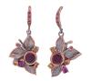 <span class='ref_item'>224 -</span> <span class="object_title">PENDIENTES EN PLATA 925 CON CHAPADO EN ORO, GRANATES, AMATISTAS Y ZAFIROS DORADOS. JOYERÍA DE AUTOR, PIEZA ÚNICA</span>  <p><span class="technical_description">Pareja de pendientes realizados en plata de ley con contraste y partes chapadas en oro, largos con movimiento. Diseño de flor adornada por granates en talla redonda con peso total aprox 0.80ct, amatistas en talla perilla con peso total aprox 0.22ct y zafiros dorados en talla redonda con peso total aprox 0.10ct. En carril superior, amatistas con peso total aprox 0.06ct.<br/>Cierre: Gancho<br/>Longitud: 3,5cm</span><br>Peso: <span class="PESO_HCES1">6,20</span> <span class="PESOUMED_HCES1">gr.</span><br></p>