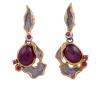 <span class='ref_item'>238 -</span> <span class="object_title">PENDIENTES EN PLATA 925 CON CHAPADO EN ORO Y RUBÍES. JOYERÍA DE AUTOR, PIEZA ÚNICA</span>  <p><span class="technical_description">Pareja de pendientes realizadas en plata de ley 925, con contrastes y partes chapadas en oro, largos con movimiento. Adornados por rubíes en cabujón oval central y otros más pequeños en talla redonda, todos ellos con peso total aprox 1.34ct (1.20ct cabujones y 0.14ct resto).<br/>Cierre: Presión<br/>Longitud: 3cm</span><br>Peso: <span class="PESO_HCES1">6,10</span> <span class="PESOUMED_HCES1">gr.</span><br></p>