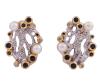 <span class='ref_item'>131 -</span> <span class="object_title">PENDIENTES EN PLATA 925 CON CHAPADO EN ORO, ZAFIROS, TOPACIOS Y PERLAS CULTIVADAS. JOYERÍA DE AUTOR, PIEZA ÚNICA</span>  <p><span class="technical_description">Pareja de pendientes realizados en plata de ley 925, con contraste y partes chapadas en oro. Diseño calado adornado por zafiros en talla redonda con peso total aprox 1ct, topacios en talla redonda con peso total aprox 0.08ct y perlas cultivadas de color blanco calibradas aprox en 4,8mm.<br/>Cierre: Omega</span><br>Peso: <span class="PESO_HCES1">13,60</span> <span class="PESOUMED_HCES1">gr.</span><br></p>