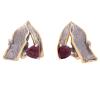 <span class='ref_item'>92 -</span> <span class="object_title">PENDIENTES EN PLATA 925 CON CHAPADO EN ORO Y GRANATES. JOYERÍA DE AUTOR, PIEZA ÚNICA</span>  <p><span class="technical_description">Pareja de pendientes realizados en plata de ley 925, con contrastes y partes chapadas en oro. Diseño de hojas adornadas por granates en talla trillón con peso total aprox 2.20ct.<br/>Cierre: Omega</span><br>Peso: <span class="PESO_HCES1">15,40</span> <span class="PESOUMED_HCES1">gr.</span><br></p>