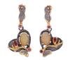 <span class='ref_item'>120 -</span> <span class="object_title">PENDIENTES EN PLATA 925 CON CHAPADO EN ORO, ÓPALOS Y ZAFIROS FANCY. JOYERÍA DE AUTOR, PIEZA ÚNICA</span>  <p><span class="technical_description">Pareja de pendientes realizados en plata de ley 925 con contraste y partes chapadas en oro, largos con movimiento. Colgante en forma de corazón adornado por ópalos facetados con peso total aprox 3ct y zafiros fancy en tallas ovales y redondas con peso total aprox 0.25ct.<br/>Cierre: Presión<br/>Longitud: 3,5cm</span><br>Peso: <span class="PESO_HCES1">6,80</span> <span class="PESOUMED_HCES1">gr.</span><br></p>