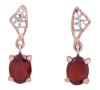 <span class='ref_item'>213 -</span> <span class="object_title">PENDIENTES EN PLATA 925 CON CHAPADO EN ORO Y GRANATES. JOYERÍA DE AUTOR, PIEZA ÚNICA</span>  <p><span class="technical_description">Pareja de pendientes realizados en plata de ley 925, con contraste y partes chapadas en oro, con movimiento. En su parte colgante, granates en talla oval con peso total aprox 3.90ct.<br/>Cierre: Presión<br/>Longitud: 2cm</span><br>Peso: <span class="PESO_HCES1">3,30</span> <span class="PESOUMED_HCES1">gr.</span><br></p>