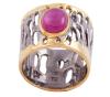 <span class='ref_item'>95 -</span> <span class="description">SORTIJA EN PLATA 925 CON CHAPADO EN ORO Y RUBÍ. JOYERÍA DE AUTOR, PIEZA ÚNICA</span>  <p><span class="description">Sortija realizada en plata de ley 925 con contraste y partes chapadas en oro. Ancha y calada, con rubí en cabujón oval de peso aprox 2ct<br>Medida Sortija: 16<br>Peso: 9,60 gr.</span></p>