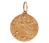 <span class='ref_item'>162 -</span> <span class="object_title">MEDALLA CONMEMORATIVA DEL VUELO DEL PLUS ULTRA EN ORO 18KT</span>  <p><span class="technical_description">Medalla realizada en oro de 18kt conmemorativa del vuelo del Plus Ultra, el primer avión en llegar de España a Sudamérica, en 1922. En el anverso aparece la efigie de Ramón Franco, uno de sus tripulantes, y "Palos de Moguer" y "Buenos Aires", el recorrido del avión, además de la inscripción "1926 Rosario" En el reverso con un mapa en el que aparecen marcadas las siguientes localizaciones: Palos de Moguer, Las Palmas, P. Praia, F. Noronha, África, América del sur, Rio-Janeiro, Recife, B. Aires, así como el escudo de Argentina y el escudo parcial de España y la inscripción "Homenaje a Franco, Ruiz de Alda, Duran, Rada", los tripulantes del avión. Con asa<br/>Diámetro: 2,8cm</span><br>Peso: <span class="PESO_HCES1">13,40</span> <span class="PESOUMED_HCES1">gr.</span><br></p>