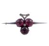<span class='ref_item'>65 -</span> <span class="object_title">BROCHE EN ORO 18KT, PLATA 925, GRANATES Y DIAMANETES</span>  <p><span class="technical_description">Broche realizado en oro de 18kt con vistas en plata. Diseño de trébol con 3 cabujones de granate con peso total aprox 5ct y diamantes en talla rosa con un peso total aprox 0.15ct<br/>Cierre: Aguja con gancho<br/>Medidas:7 x 3cm</span><br>Peso: <span class="PESO_HCES1">14</span> <span class="PESOUMED_HCES1">gr.</span><br></p>