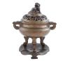 <span class='ref_item'>174 -</span> <span class="object_title">INCENSARIO EN BRONCE CON TAPA TALLADA DE DRAGÓN</span>   <p><span class="technical_description">Base en forma de flor con sello de fundidor en parte inferior.<br/>Medidas: 28cm</span><br></p>