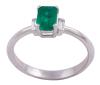 <span class='ref_item'>82 -</span> <span class="object_title">SORTIJA EN ORO 18KT, ESMERALDA Y DIAMANTES</span>  <p><span class="technical_description">Sortija realizada en oro de 18kt. Formada por una esmeralda en su talla rectangular con peso total aprox 0.85ct y a los lados diamantes en talla baguette con peso total aprox 0.15ct<br/>Medida Sortija: 15</span><br>Peso: <span class="PESO_HCES1">3</span> <span class="PESOUMED_HCES1">gr.</span><br></p>