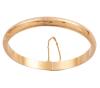 <span class='ref_item'>3 -</span> <span class="object_title">PULSERA DE MEDIA CAÑA EN ORO 18KT</span>  <p><span class="technical_description">Pulsera de media caña realizada en oro de 18kt. Exterior decorado con repujados de motivos vegetales. Sistema de bisagra<br/>Cierre: Caja con lengüeta y ocho y cadena de seguridad<br/>Medida oval interior: 6cm</span><br>Peso: <span class="PESO_HCES1">17,30</span> <span class="PESOUMED_HCES1">gr.</span><br></p>