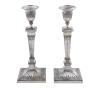 <span class='ref_item'>294 -</span> <span class="object_title">PAREJA DE CANDELEROS EN PLATA INGLESA, S.XX</span>  <p><span class="technical_description">Pareja realizada en plata inglesa de 925 m/m con punzones en la base cuadrada. Ambos con contrapeso y doble boquilla extraible<br/>Peso bruto total: 1585,4gr<br/>Peso neto total aprox de la plata: 750gr</span><br></p>