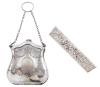<span class='ref_item'>297 -</span> <span class="object_title">CONJUNTO DE BOLSO DE MANO Y FUNDA DE PEINE EN PLATA INGLESA</span>  <p><span class="technical_description">Pequeño bolso de mano en plata inglesa de 925 m/m con punzones en zona inferior. Interior con forro compartimentado para monedas.<br/>Funda de peine con motivos vegetales y escenas en medallones.<br/>Peso bruto total: 1154gr</span><br></p>
