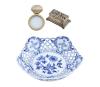 <span class='ref_item'>302 -</span> <span class="object_title">LOTE DE CENTRO EN PORCELANA ALEMANA, CAJITA METÁLICA Y LUPA</span>  <p><span class="technical_description">Centro realizado en porcelana alemana con sello en parte inferior Meissen.<br/>Cajita realizada en metal dorado con motivos vegetales. Interior compartimentado en dos.<br/>Lupa en metal dorado con decoración en forma de concha.<br/> </span><br></p>