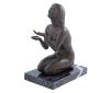 <span class='ref_item'>174 -</span> <span class="object_title">MUJER ARRODILLADA</span>   <p><span class="technique_material">Bronce</span><br><span class="technical_description">Mujer desnuda colocada sobre sus rodillas.<br/>Con base de mármol negro veteado. Figura suelta de la base.<br/>Medidas con base: 20x16x10cm</span><br></p>