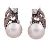 <span class='ref_item'>100 -</span> <span class="object_title">PENDIENTES EN ORO BICOLOR 18KT, PERLAS MABE Y DIAMANTES</span>  <p><span class="technical_description">Pareja de pendientes realizados en oro bicolor de 18kt. Con perlas mabe calibradas aprox en 14,5mm y diamantes en talla brillante sobre vistas en blanco con peso total aprox 0.75ct<br/>Cierre: Omega</span><br>Peso: <span class="PESO_HCES1">13</span> <span class="PESOUMED_HCES1">gr.</span><br></p>
