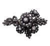 <span class='ref_item'>123 -</span> <span class="object_title">BROCHE VINTAGE EN PLATA 925 Y DIAMANTE. AGUJA EN ORO 18KT</span>  <p><span class="technical_description">Broche vintage realizado en plata 925. Con diamantes en talla rosa y 8/8 con peso aprox 2ct<br/>Cierre: Aguja con mecanismo de seguridad realizada en oro de 18kt<br/>Media: 6,5 x 4,5cm</span><br>Peso: <span class="PESO_HCES1">32,90</span> <span class="PESOUMED_HCES1">gr.</span><br></p>
