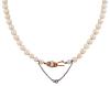 <span class='ref_item'>262 -</span> <span class="object_title">COLLAR DE PERLAS CULTIVADAS Y BROCHE EN ORO 14KT Y PLATA 925</span>  <p><span class="technical_description">Collar de perlas cultivadas en color blanco calibradas aprox en 7,5-8mm. Broche realizado en oro 14kt con una perla<br/>Cierre: Pestaña y cadena de seguridad, realizada en plata 925<br/>Longitud: 50cm</span><br>Peso: <span class="PESO_HCES1">46,90</span> <span class="PESOUMED_HCES1">gr.</span><br></p>