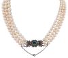 <span class='ref_item'>13 -</span> <span class="object_title">COLLAR DE PERLAS CULTIVADAS Y BROCHE EN PLATA 925 Y PIEDRA VERDE</span>  <p><span class="technical_description">Collar con tres hilos de perlas cultivadas en color blanco calibradas aprox en 8-8,5mm. Broche realizado en plata 925 con una piedra verde<br/>Cierre: Caja con lengüeta y cadena de seguridad<br/>Longitud: 45cm (el más largo)</span><br>Peso: <span class="PESO_HCES1">125,60</span> <span class="PESOUMED_HCES1">gr.</span><br></p>