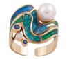 <span class='ref_item'>155 -</span> <span class="object_title">SORTIJA EN ORO 18KT, ZAFIROS, DIAMANTE Y PERLA</span>  <p><span class="technical_description">Sortija realizada en oro de 18kt. Diseño de ondas con esmaltes verdes y azules, dos zafiros en talla redonda con peso total aprox 0.07ct, un diamante en talla brillante con peso aprox 0.03ct y una perla cultivada calibrada aprox en 7,5mm<br/>Medida Sortija: 12 (abierta)</span><br>Peso: <span class="PESO_HCES1">8,50</span> <span class="PESOUMED_HCES1">gr.</span><br></p>