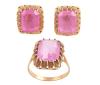 <span class='ref_item'>16 -</span> <span class="object_title">CONJUNTO DE PENDIENTES Y SORTIJA EN ORO 18KT CON PIEDRAS ROSA DE FRANCIA</span>  <p><span class="technical_description">Conjunto formado por una pareja de pendientes y una sortija realizados en oro de 18kt. Con piedras color Rosa de Francia en talla esmeralda<br/>Cierre: Omega<br/>Medida Sortija: 16</span><br>Peso: <span class="PESO_HCES1">10,80</span> <span class="PESOUMED_HCES1">gr.</span><br></p>