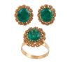 <span class='ref_item'>145 -</span> <span class="object_title">CONJUNTO DE PENDIENTES Y SORTIJA EN ORO 18KT Y PIEDRAS VERDES</span>  <p><span class="technical_description">Conjunto formado por pareja de pendientes y sortija realizados en oro de 18kt. Con piedras verdes en talla oval y orla repujada a modo de flor.<br/>Cierre: Omega<br/>Medida Sortija: 17</span><br>Peso: <span class="PESO_HCES1">12,90</span> <span class="PESOUMED_HCES1">gr.</span><br></p>