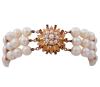 <span class='ref_item'>78 -</span> <span class="object_title">PULSERA DE PERLAS CULTIVADAS Y BROCHE EN ORO 18KT CON GRANATES</span>  <p><span class="technical_description">Pulsera de tres hilos de perlas cultivadas en color blanco calibradas aprox en 8mm, con gallones entre medias en oro de 18kt. Broche también realizado en oro 18kt, con granates y pequeñas perlas cultivadas<br/>Cierre: Caja con lengüeta<br/>Longitud: 19cm</span><br>Peso: <span class="PESO_HCES1">52,70</span> <span class="PESOUMED_HCES1">gr.</span><br></p>