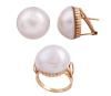 <span class='ref_item'>21 -</span> <span class="object_title">CONJUNTO DE PENDIENTES Y SORTIJA EN ORO 18KT Y PERLAS MABE</span>  <p><span class="technical_description">Conjunto formado por una pareja de pendientes y una sortija realizados en oro de 18kt. Adornado con perlas mabe calibradas aprox en 16-17mm, una con pequeña fisura<br/>Cierre: Omega<br/>Medida Sortija: 12</span><br>Peso: <span class="PESO_HCES1">19,70</span> <span class="PESOUMED_HCES1">gr.</span><br></p>