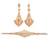 <span class='ref_item'>10 -</span> <span class="object_title">CONJUNTO DE BROCHE Y PENDIENTES EN ORO 18KT Y ZAFIROS BLANCOS</span>  <p><span class="technical_description">Conjunto vintage formado por un broche y una pareja de pendientes con movimiento realizados en oro de 18kt. Diseño calado adornado por zafiros blancos. Señales de uso<br/>Cierre: Aguja con mecanismo de seguridad el broche, ballestilla los pendientes<br/>Longitud: 7cm el broche y 3,5cm los pendientes<br/> </span><br>Peso: <span class="PESO_HCES1">7,30</span> <span class="PESOUMED_HCES1">gr.</span><br></p>