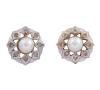 <span class='ref_item'>207 -</span> <span class="object_title">PENDIENTES VINTAGE EN ORO 18KT, PLATA 925, PERLAS CULTIVADAS Y PIEDRAS BLANCAS</span>  <p><span class="technical_description">Pareja de pendientes vintage realizados en oro de 18kt. Vistas en plata, con perlas cultivadas de color blanco calibradas aprox en 4mm acompañadas con piedras blancas <br/>Cierre: Ballestilla</span><br>Peso: <span class="PESO_HCES1">2,80</span> <span class="PESOUMED_HCES1">gr.</span><br></p>