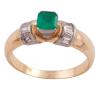 <span class='ref_item'>1 -</span> <span class="object_title">SORTIJA EN ORO BICOLOR 18KT, ESMERALDA Y DIAMANTES</span>  <p><span class="technical_description">Sortija realizada en oro bicolor de 18kt. Con esmeralda en su talla de peso aprox 0.50ct y a los lados carriles de diamantes en talla trapecio sobre oro blanco con peso total aprox 0.08ct<br/>Medida Sortija: 12</span><br>Peso: <span class="PESO_HCES1">4</span> <span class="PESOUMED_HCES1">gr.</span><br></p>