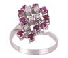 <span class='ref_item'>114 -</span> <span class="object_title">SORTIJA EN ORO 18KT, RUBÍES Y DIAMANTES</span>  <p><span class="technical_description">Sortija realizada en oro de 18kt. Diseño alto de racimo de rubíes en talla redonda de peso total aprox 0.30ct y diamantes en talla brillante de peso total aprox 0.18ct<br/>Medida Sortija: 12</span><br>Peso: <span class="PESO_HCES1">4,50</span> <span class="PESOUMED_HCES1">gr.</span><br></p>