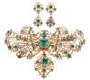 <span class='ref_item'>24 -</span> <span class="object_title">CONJUNTO VINTAGE DE BROCHE Y PENDIENTES EN ORO 18KT Y ESMERALDAS</span>  <p><span class="technical_description">Conjunto vintage formado por un broche y pareja de pendientes realizados en oro de 18kt. Diseño calado vegetal con pendentif, todo adornado por esmeraldas en su talla con peso total aprox 7.10ct (6.50ct el colgante, 0.60ct los pendientes)<br/>Cierre: Aguja con mecanismo de seguridad y barras el colgante, presión los pendientes<br/>Medidas: 5 x 8,5cm el colgante, 3,5cm los pendientes</span><br>Peso: <span class="PESO_HCES1">32</span> <span class="PESOUMED_HCES1">gr.</span><br></p>