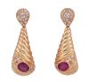 <span class='ref_item'>84 -</span> <span class="object_title">PENDIENTES EN ORO 18KT, RUBÍES Y DIAMANTES</span>  <p><span class="technical_description">Pareja de pendientes largos articulados realizados en oro de 18kt. Con rubíes en talla oval de peso total aprox 0.90ct y diamantes en talla brillante con peso total aprox 0.40ct. <br/>Cierre: Omega<br/>Longitud: 3cm</span><br>Peso: <span class="PESO_HCES1">10,10</span> <span class="PESOUMED_HCES1">gr.</span><br></p>