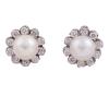 <span class='ref_item'>142 -</span> <span class="object_title">PENDIENTES EN ORO 18KT, PERLAS CULTIVADAS Y DIAMANTES</span>  <p><span class="technical_description">Pareja de pendientes realizados en oro de 18kt. Con perlas cultivadas de color blanco calibradas aprox en 8mm y orla de diamantes en talla brillante con un peso total aprox de 0.50ct<br/>Cierre: Omega (falta uno de los palillos)</span><br>Peso: <span class="PESO_HCES1">9,40</span> <span class="PESOUMED_HCES1">gr.</span><br></p>