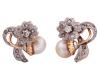 <span class='ref_item'>81 -</span> <span class="object_title">PENDIENTES VINTAGE EN ORO BICOLOR 18KT, PERLAS CULTIVADAS Y DIAMANTES</span>  <p><span class="technical_description">Pareja de pendientes vintage realizados en oro bicolor de 18kt. Motivos florales con perlas cultivadas de color blanco calibradas aprox en 7mm y diamantes en talla rosa y 8/8 con un peso total aprox de 0.25ct<br/>Cierre: Ballestilla</span><br>Peso: <span class="PESO_HCES1">5,50</span> <span class="PESOUMED_HCES1">gr.</span><br></p>