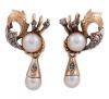 <span class='ref_item'>117 -</span> <span class="object_title">PENDIENTES VINTAGE EN ORO BICOLOR 18KT, PERLAS CULTIVADAS Y DIAMANTES</span>  <p><span class="technical_description">Pareja de pendientes vintage realizados en oro bicolor de 18kt. Motivos vegetales con perlas cultivadas de color blanco calibradas aprox en 5,6mm las centrales y 4,9mm las colgantes. Adornados por diamantes en talla rosa con un peso total aprox de 0.10ct<br/>Cierre: Ballestilla</span><br>Peso: <span class="PESO_HCES1">5,10</span> <span class="PESOUMED_HCES1">gr.</span><br></p>