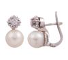 <span class='ref_item'>219 -</span> <span class="object_title">PENDIENTES EN ORO 18KT, PERLAS CULTIVADAS Y DIAMANTES</span>  <p><span class="technical_description">Pareja de pendientes realizados en oro de 18kt. Diseño "tú y yo" con perlas cultivadas de color blanco calibradas aprox en 8mm y diamantes en talla brillante con un peso total aprox de 0.10ct<br/>Cierre: Ballestilla</span><br>Peso: <span class="PESO_HCES1">5,70</span> <span class="PESOUMED_HCES1">gr.</span><br></p>