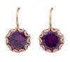 <span class='ref_item'>215 -</span> <span class="object_title">PENDIENTES EN ORO 18KT Y AMATISTAS</span>  <p><span class="technical_description">Pareja de pendientes realizados en oro de 18kt. Compuesto por amatistas en talla redonda con un peso total aprox de 2.90ct<br/>Cierre: Gancho con cierre de silicona</span><br>Peso: <span class="PESO_HCES1">3</span> <span class="PESOUMED_HCES1">gr.</span><br></p>