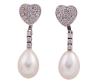 <span class='ref_item'>35 -</span> <span class="object_title">PENDIENTES DESMONTABLES EN ORO 18KT, PERLAS CULTIVADAS Y DIAMANTES</span>  <p><span class="technical_description">Pareja de pendientes realizados en oro de 18kt. Desmontables, pudiendo dejar solo la parte de arriba como dormilonas con forma de corazón. Cuajado de diamantes en talla brillante con peso total aprox 1ct y colgando perlas cultivadas de color blanco en forma de gota calibradas en su parte ancha aprox en 9mm <br/>Cierre: Presión<br/>Longitud: 3cm</span><br>Peso: <span class="PESO_HCES1">7,10</span> <span class="PESOUMED_HCES1">gr.</span><br></p>