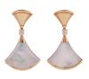 <span class='ref_item'>6 -</span> <span class="object_title">PENDIENTES "BULGARI" EN ORO 18KT, NÁCAR Y DIMANTES</span>  <p><span class="technical_description">Pareja de pendientes de "Bulgari" con contrastes de la marca, realizada en oro de 18kt. Con placas de nácar y diamantes en talla brillante con peso total aprox 0.08ct. Se acompaña de caja original y certificado de Bulgari con Nº 05153926<br/>Cierre: Tuerca<br/>Longitud: 2,4cm</span><br>Peso: <span class="PESO_HCES1">5,60</span> <span class="PESOUMED_HCES1">gr.</span><br></p>
